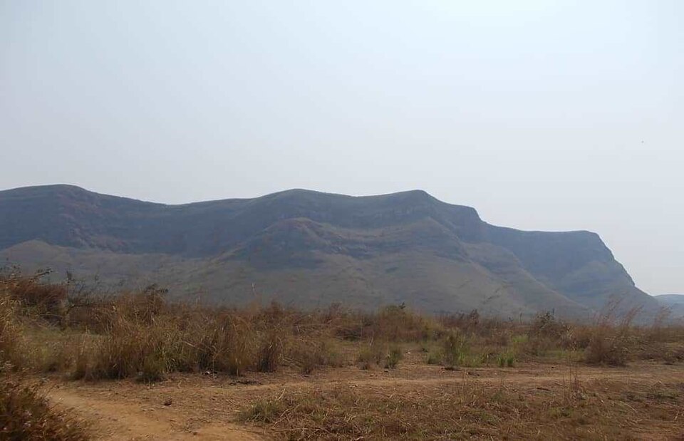 Vue des reliefs des monts de Cristal, selon la légende de la source
