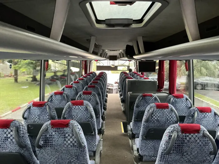 L’intérieur de l’autocar du groupe
