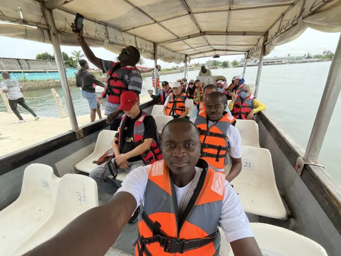 Les voyageurs installés à bord du bateau
