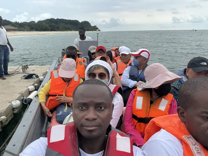 Un moment de groupe pendant le déplacement en bateau