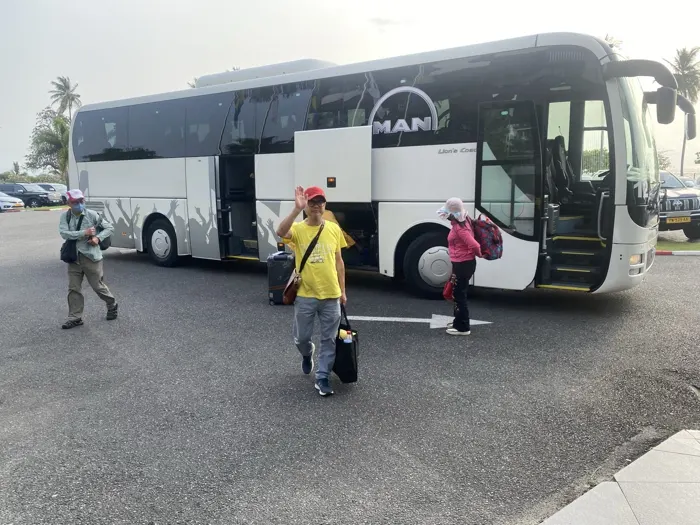 Les voyageurs auprès de leur autocar