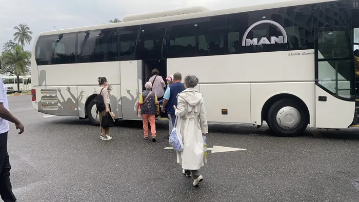 Le groupe rejoint son transport