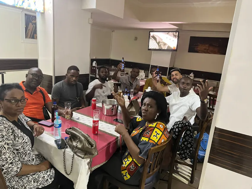 El grupo se reunió en torno a una comida.