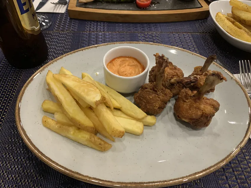 Un plato servido durante la estancia.